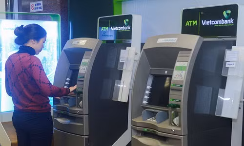 Nhu cầu rút tiền tại các máy ATM tăng cao dịp cận Tết.
