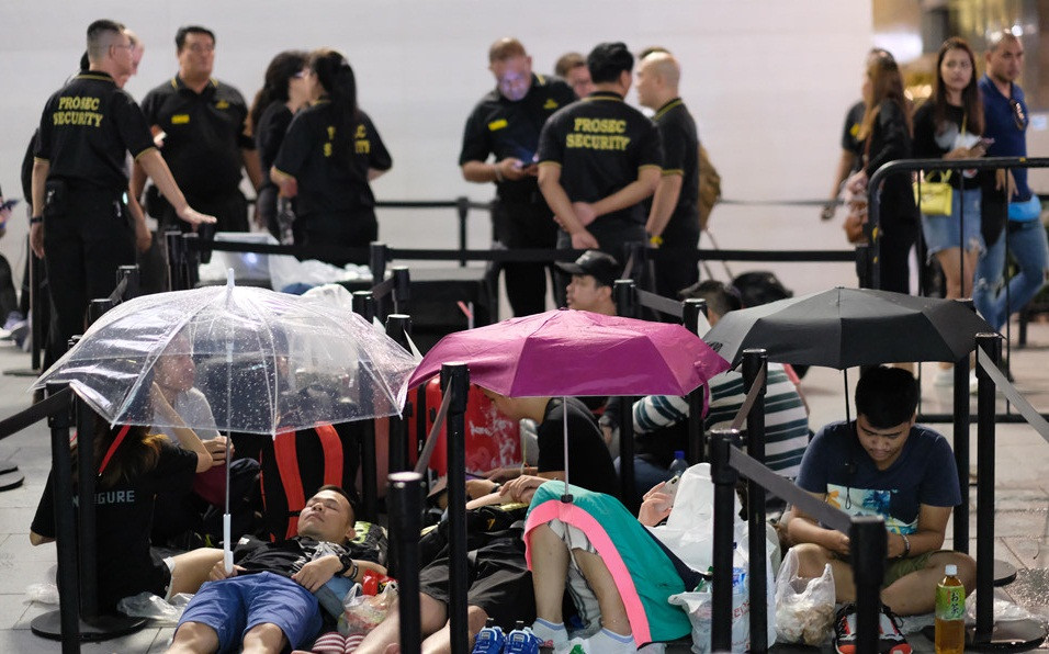 Đêm 20/9, khách hàng chờ mua iPhone XS gặp một trận mưa rào. Ảnh: Zing.