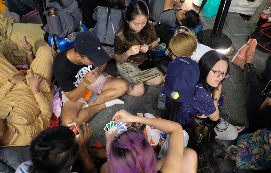 Một nhóm khách chơi bài xuyên đêm cho nhanh hết thời gian. Ảnh: Zing.