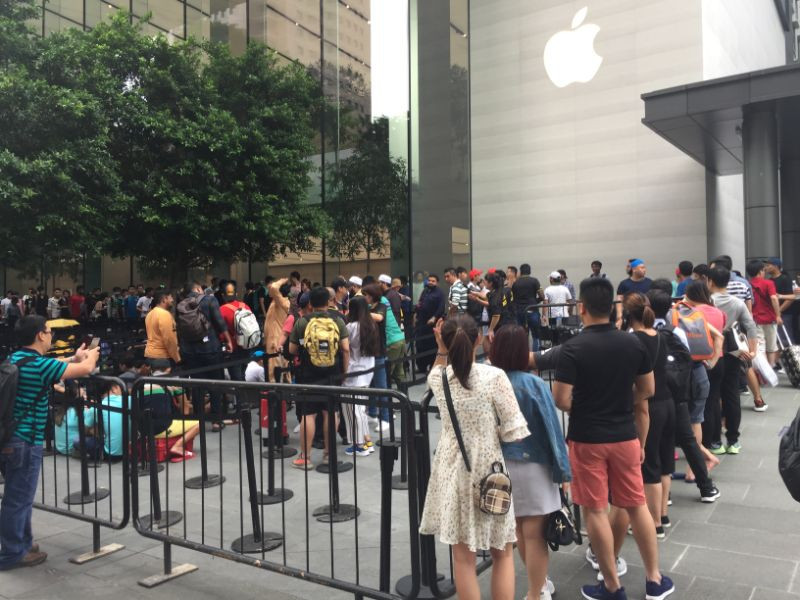 Được biết, hai anh em Le Than đều là thành viên nhóm 44 người Việt bay sang Singapore chờ mua các mẫu iPhone mới nhất. Ảnh: Yahoo.