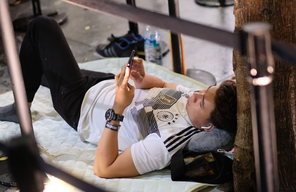 Một thanh niên mang theo tấm trải để ngả lưng. Ảnh: Zing.