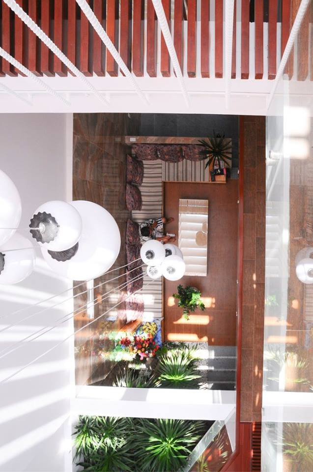 Phòng khách nhà phố nhìn từ trên cao.