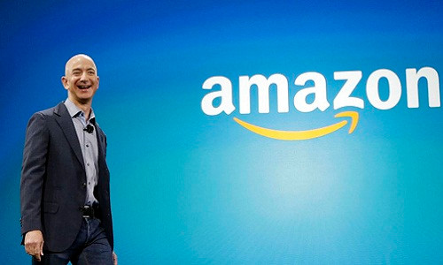 Ngày 9/3, cổ phiếu Amazon liên tục tăng mạnh nâng tài sản của tỷ phú Jeff Bezos lên kỷ lục mới 130,5 tỷ USD. Ảnh: VOA.