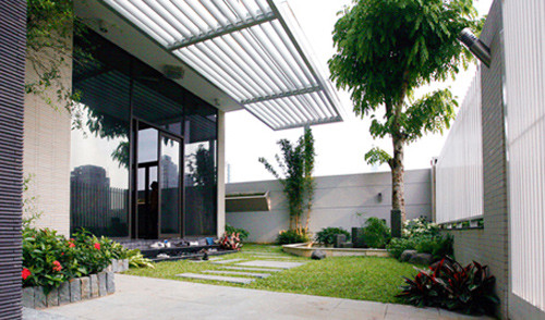 Giải pháp mà nhóm kiến trúc sư của 1+1&gt;2 đưa ra là sử dụng tấm chắn nắng các khu vực chính.