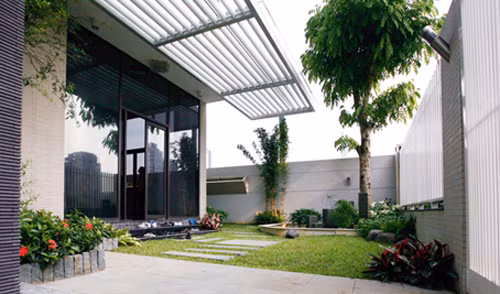 Giải pháp mà nhóm kiến trúc sư của 1+1>2 đưa ra là sử dụng tấm chắn nắng các khu vực chính.