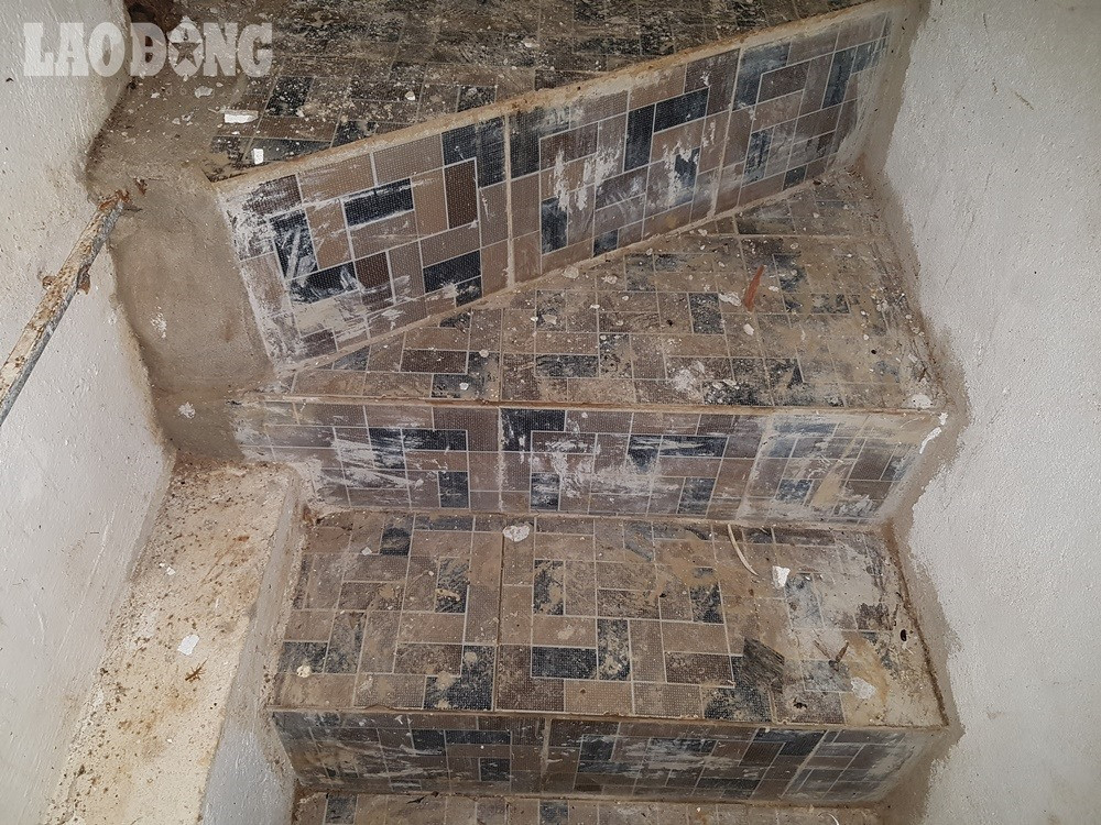 Cầu thang của hầm được xây dựng bằng vật liệu đá hoa khá vững chắc.