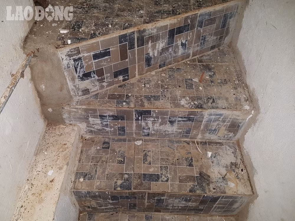 Cầu thang của hầm được xây dựng bằng vật liệu đá hoa khá vững chắc.