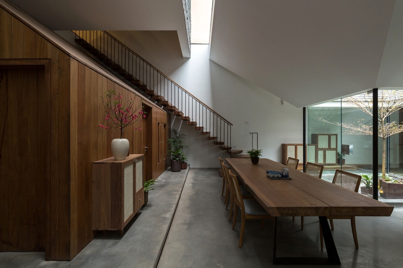 Khối nhà truyền thống phía trước tách khỏi khối nhà 3 tầng phía sau bằng một khe sáng.