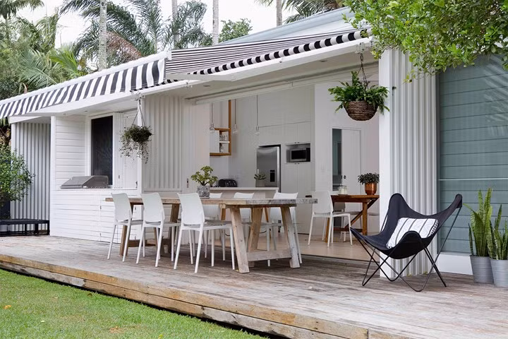 Các bức tường nhà bằng sắt cũ được thay mới hoàn toàn bằng gỗ.