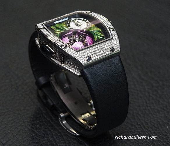 Richard Mille 19-02 lấy cảm hứng từ hoa mộc lan kết hợp với cỗ máy siêu phức tạp flying tourbillon. Ảnh: Richardmillevn.
