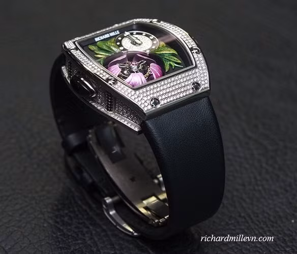 Richard Mille 19-02 lấy cảm hứng từ hoa mộc lan kết hợp với cỗ máy siêu phức tạp flying tourbillon. Ảnh: Richardmillevn.