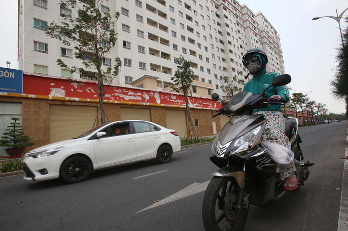 Thỉnh thoảng mới bắt gặp xe máy di chuyển bên trong khu tái định cư Bình Khánh. Một số hạng mục đã có dấu hiệu xuống cấp.