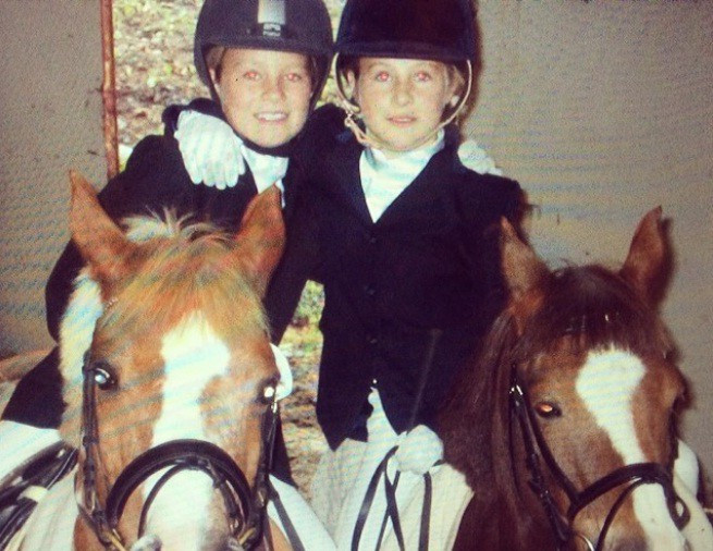 Năm 2007, ông Johan chuyển cổ phần tại Ferd sang cho hai con gái, mỗi người 42%. Khi đó, Alexandra mới 10 tuổi. Ông Johan vẫn là người điều hành công ty và sau này tài sản của chị em Alexandra được biết đến bởi Na Uy công khai thông tin về thuế của mọi công dân trên 17 tuổi.