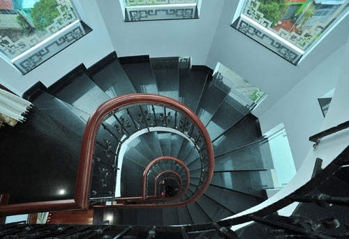 Nhà xây dựng cầu kỳ với nhiều phòng theo phong cách hoàng gia. Ảnh: Infonet.