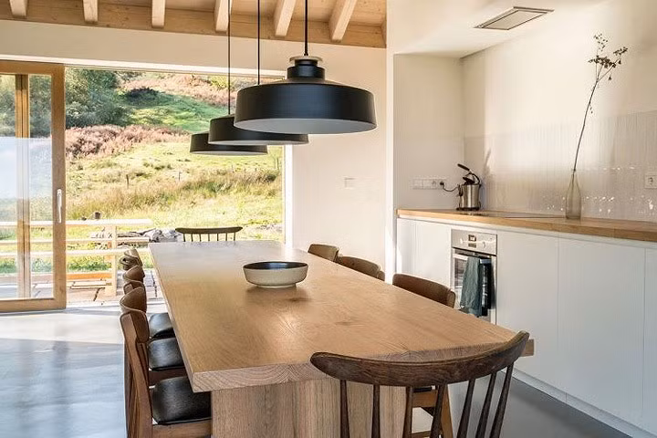 Những bóng đèn tròn và những nội thất gỗ khiến ngôi nhà trở nên gần gũi, gắn bó với người dân địa phương.