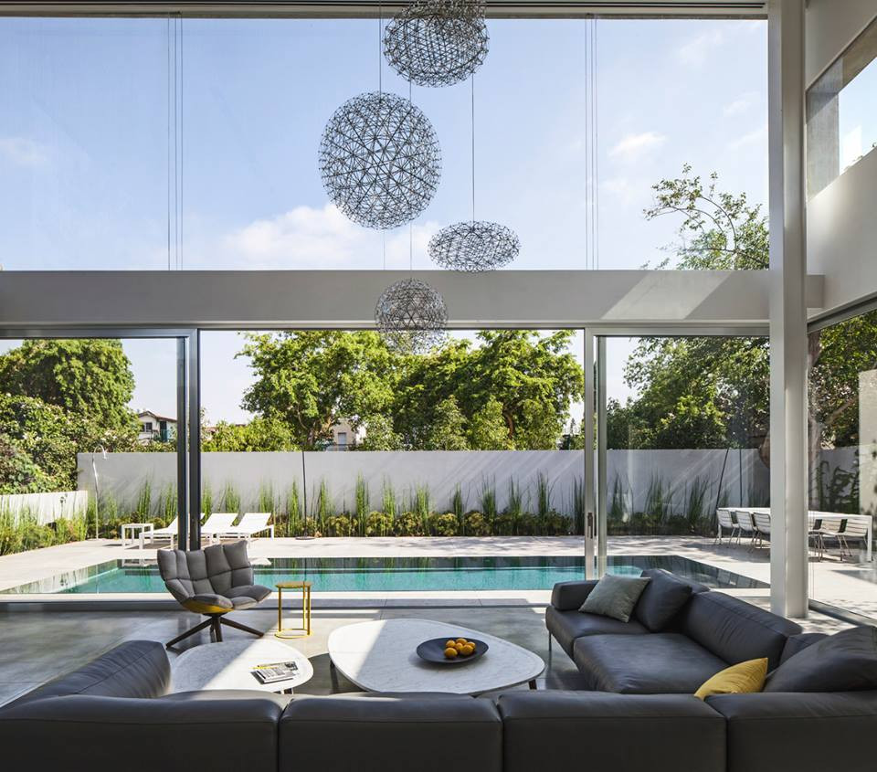 Phòng khách hiện đại thoáng rộng nhìn thẳng ra hồ bơi.