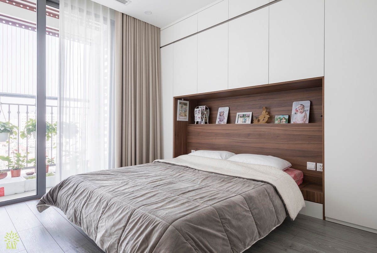 Phòng ngủ của ông bà có thiết kế ban công xanh mướt, tạo không gian yên tĩnh.