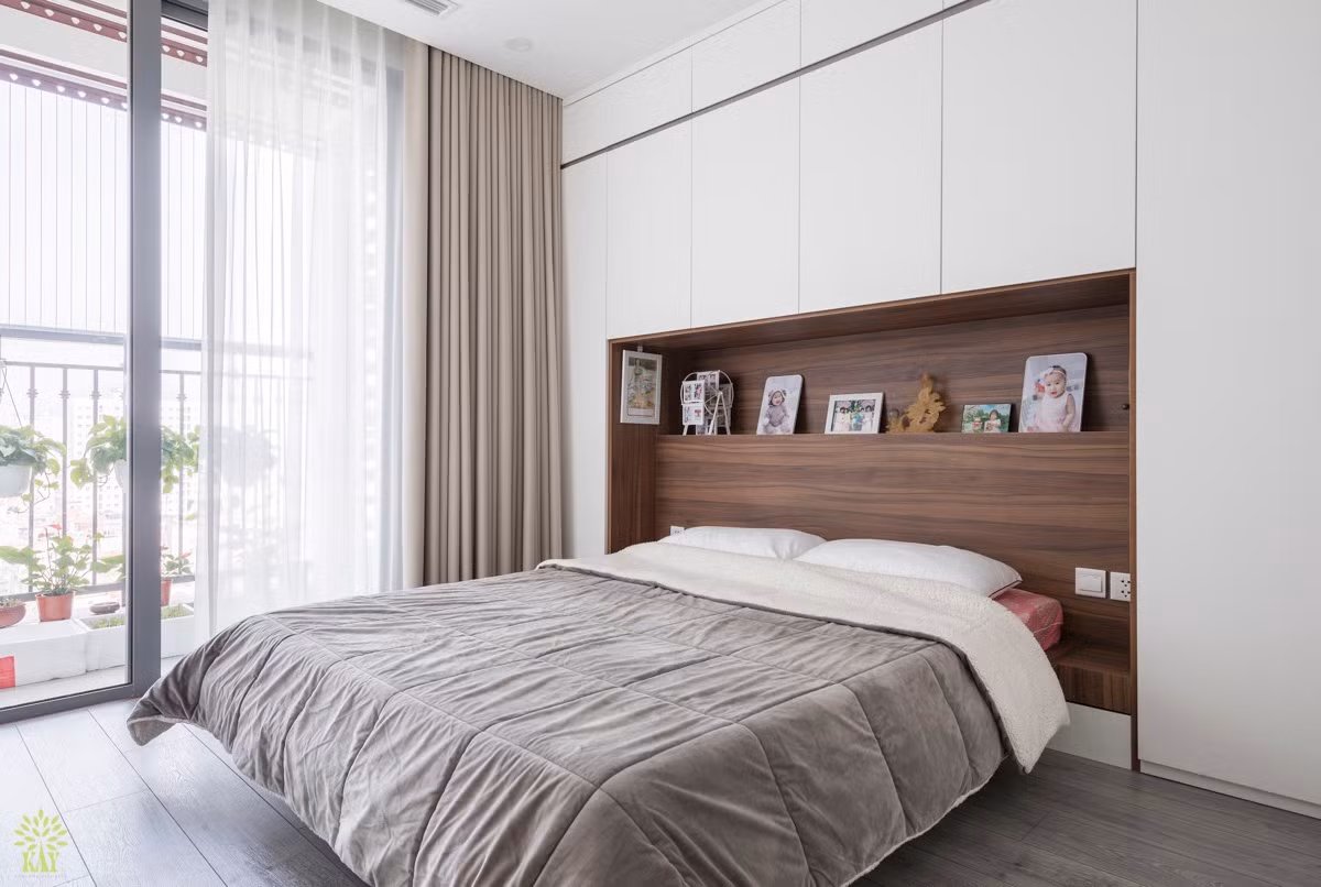 Phòng ngủ của ông bà có thiết kế ban công xanh mướt, tạo không gian yên tĩnh.