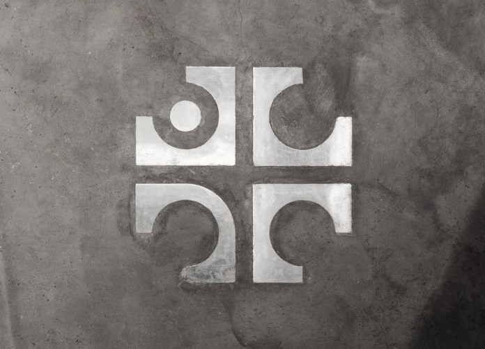 Căn hộ được mở đầu bằng logo riêng của gia đình ngay tại sảnh.