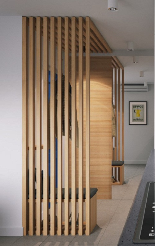 Phần vách đặc chính là cánh cửa trượt tích hợp thêm tấm gương cỡ lớn phục vụ nhu cầu của gia chủ.