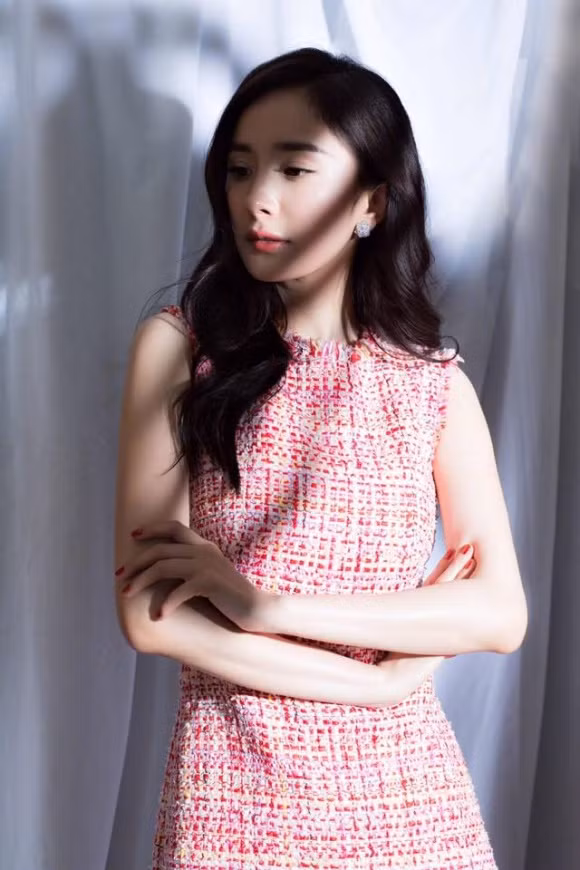 Cô lựa chọn trang phục đầm không tay đến từ thương hiệu Alexander McQueen kết hợp với giày cao gót Stuart Weitzman.