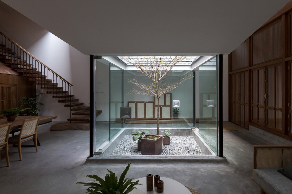 Khối kính bao bọc tại khu vực thông tầng mang đậm xu hướng hiện đại.