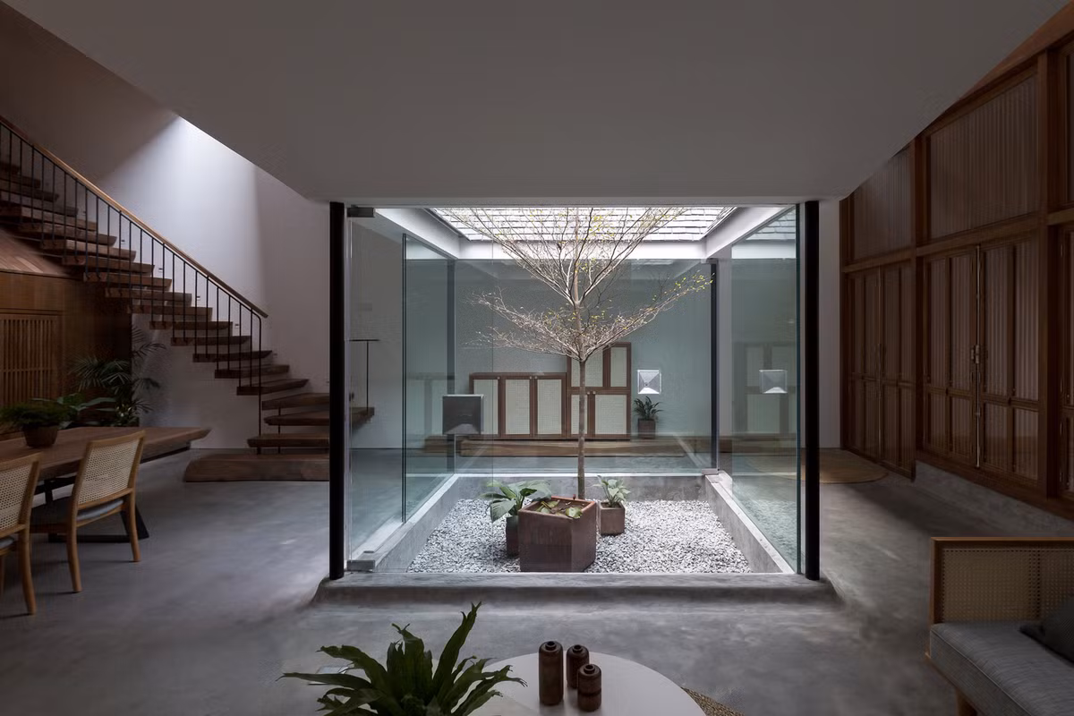 Khối kính bao bọc tại khu vực thông tầng mang đậm xu hướng hiện đại.