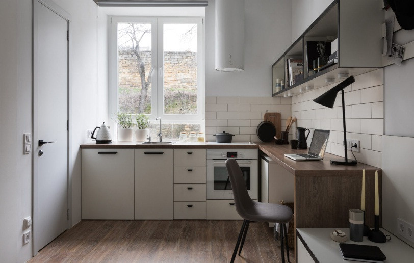 Khu vực bàn rộng rãi vừa sử dụng làm không gian chuẩn bị thức ăn vừa có thể thành bàn làm việc khi cần thiết.