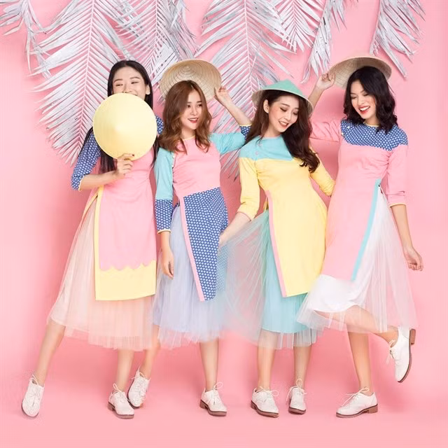 Dịp Quốc tế Phụ nữ 8/3 đúng vào dịp thời tiết giữa xuân, mát mẻ. Vì thế, các chàng có thể tặng nàng một bộ áo dài cách tân đang rất hot đi chơi phố. Ảnh: Diadiemanuong.