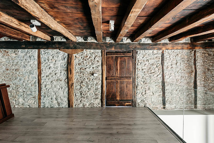 Toàn bộ sàn nhà được ốp gỗ phù hợp với xu hướng hiện đại.