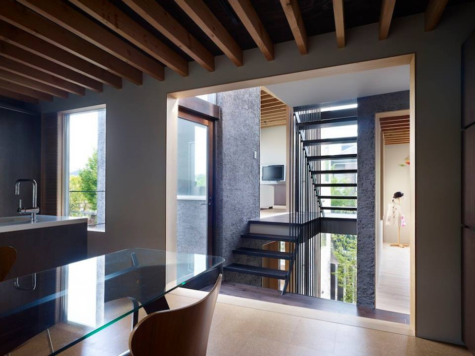 Bàn ăn kính hiện đại.