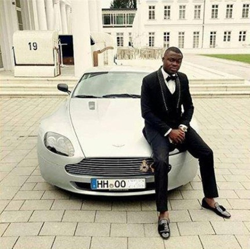 Xe hơi sang trọng như vật gắn liền thân của các chàng trai.