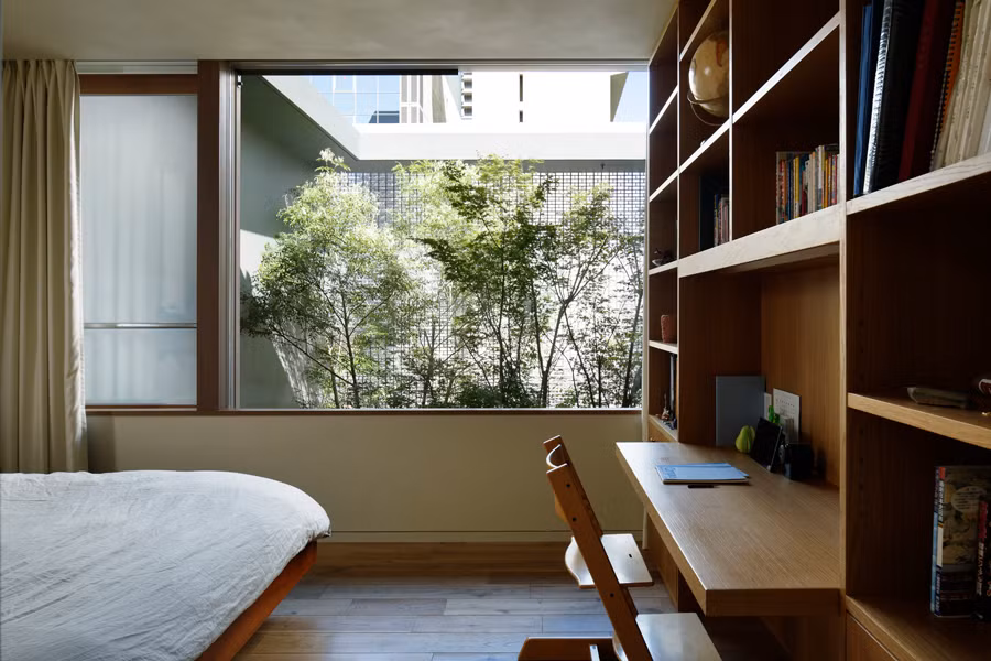 Phòng ngủ thông thoáng có cửa kính lớn hướng ra sân vườn.