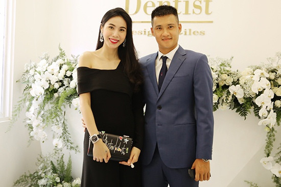 Xuất hiện cùng Công Vinh tại một sự kiện diễn ra tối 4/7/2018 tại TP HCM, Thủy Tiên gây chú ý với chiếc đồng hồ gắn kim cương, phiên bản limited (giới hạn) của hãng Bell&amp;Ross có giá gần 160 triệu đồng. Ảnh: Vietnamnet.