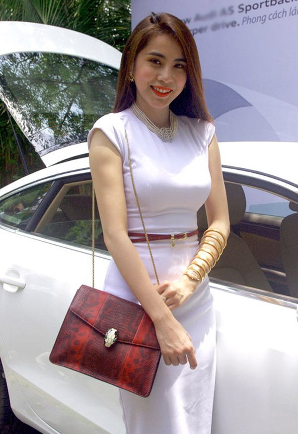 Còn đây là chiếc đồng hồ vàng đính kim cương của Thủy Tiên cũng có giá trị 4 tỷ đồng. Ảnh: Bestie.