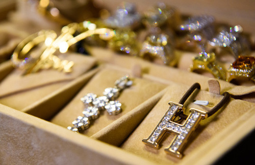 Mặt dây chuyền chữ H phủ kim cương. Ảnh: Vietnamnet.