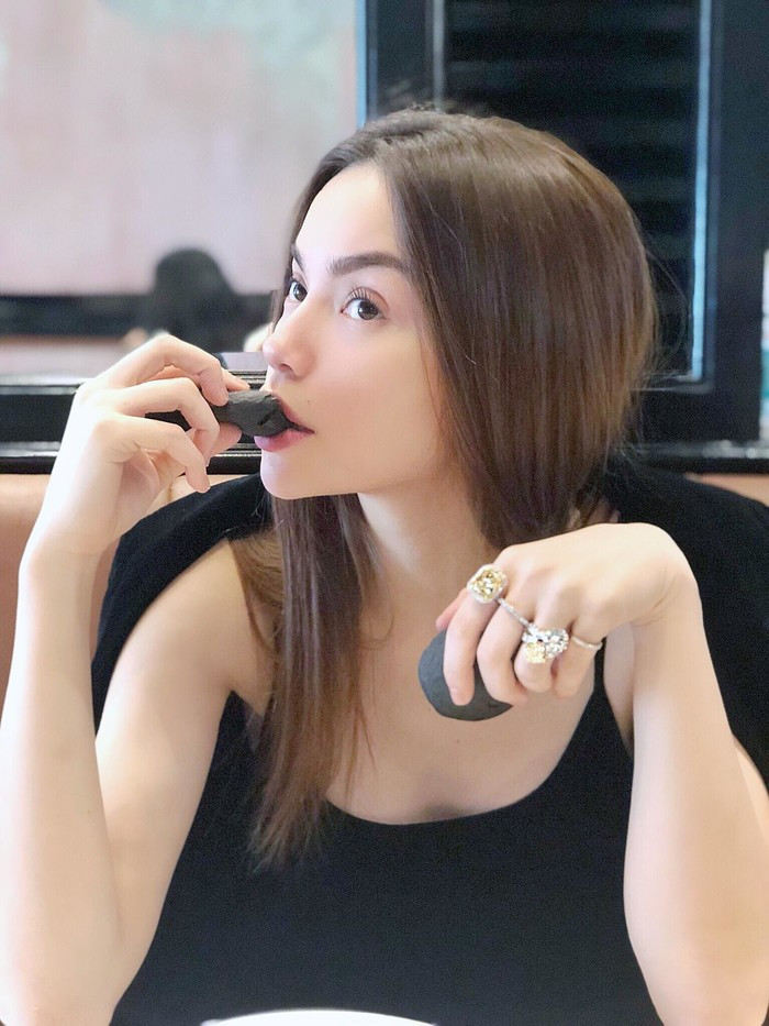 Có lần, Hà Hồ khéo léo khoe tới 4 chiếc nhẫn kim cương trên tay. Ảnh: Dân Việt.