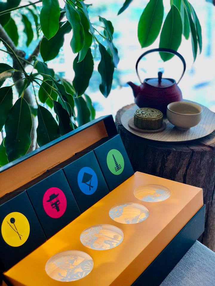 Bánh trung thu được đựng trong chiếc hộp Dạ Quang đặc biệt với lớp chiếu sáng cùng nghệ thuật cắt giấy độc đáo, sáng tạo. Ảnh: FB Lien Anh Nguyen.