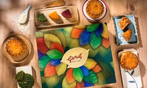 Bánh trung thu trăng ngũ sắc độc đáo lần đầu xuất hiện. Ảnh: Banhtrungthugivral.