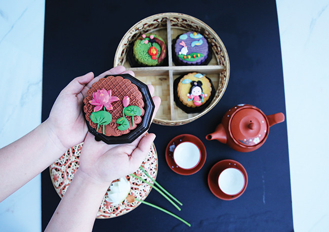 Nhiều loại bánh trung thu năm nay có nhiều biến tấu ở phần hộp đựng, vô cùng bắt mắt. Ảnh: Sàigontiepthi.