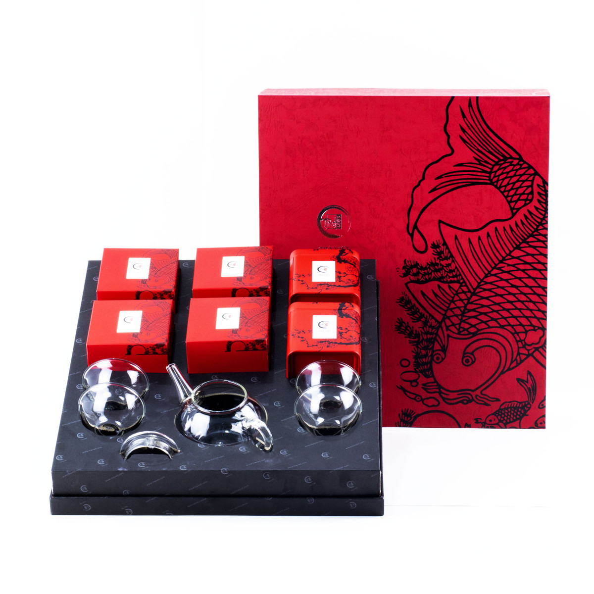 Bộ ấm trà thủy tinh và bánh Trung Thu đựng trong hộp cứng làm từ chất liệu giấy mỹ thuật đen - đỏ, hoa tranh Đông Hồ “cá chép trông trăng. Ảnh: Traviet.