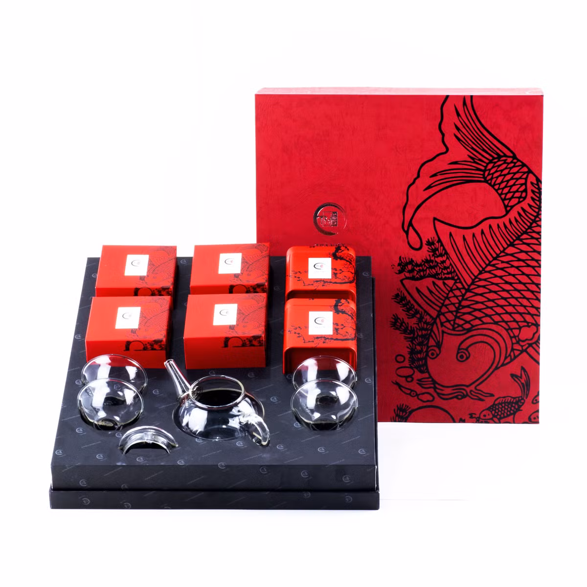 Bộ ấm trà thủy tinh và bánh Trung Thu đựng trong hộp cứng làm từ chất liệu giấy mỹ thuật đen - đỏ, hoa tranh Đông Hồ “cá chép trông trăng. Ảnh: Traviet.
