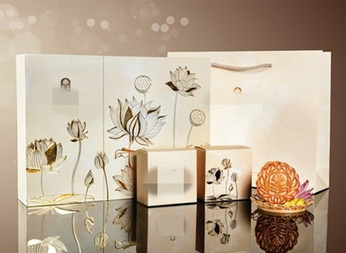 Hộp bánh trung thu nghệ thuật với hai sắc điệu hòa quyện, gợi đến hình ảnh sen nở trong đêm và cánh hoa đan vào ánh trăng từ ý thơ xưa. Ảnh: Hanoigrapevine.