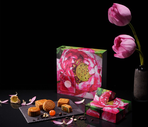 Bộ sản phẩm bánh Trung Thu với bức tranh hoa sen tượng trưng cho sự bình an. Ảnh: Hanoingaynay.