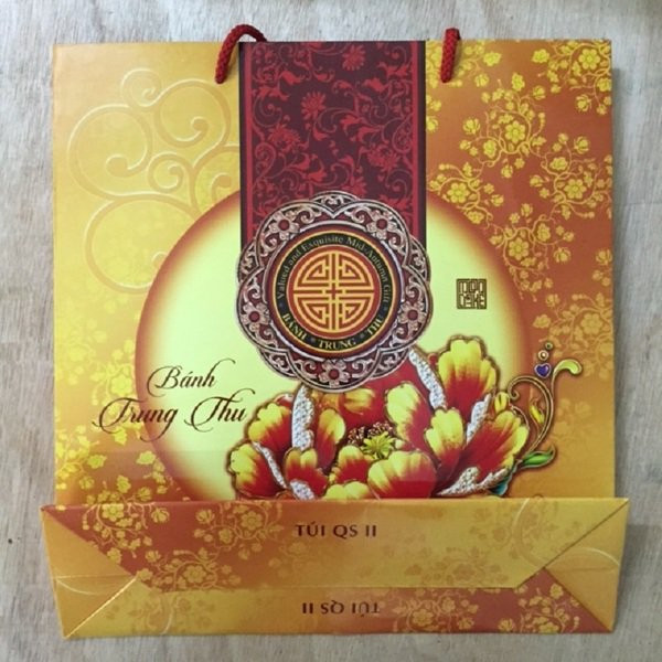 Một chút biến tấu ở chiếc hộp đựng bánh là hoa mẫu đơn màu vàng cũng đủ tạo nên vẻ đẹp rất nghệ thuật. Ảnh: Dolambanh.