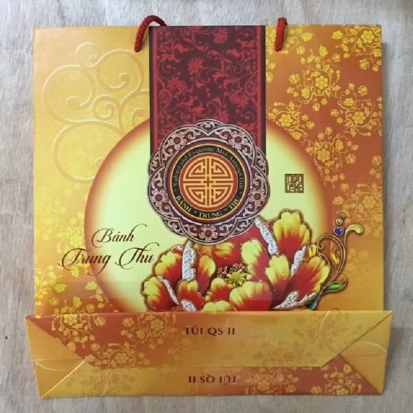 Một chút biến tấu ở chiếc hộp đựng bánh là hoa mẫu đơn màu vàng cũng đủ tạo nên vẻ đẹp rất nghệ thuật. Ảnh: Dolambanh.