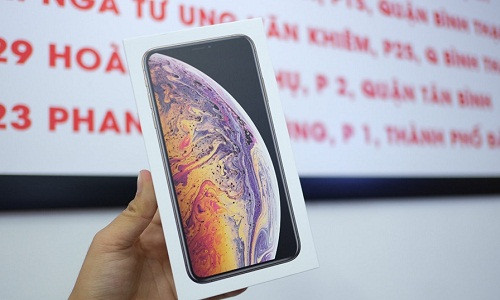 Chiếc iPhone XS Max đầu tiên về đến TP.HCM do cửa hàng Minh Tuấn Mobile mua từ một nguồn ở Singapore.