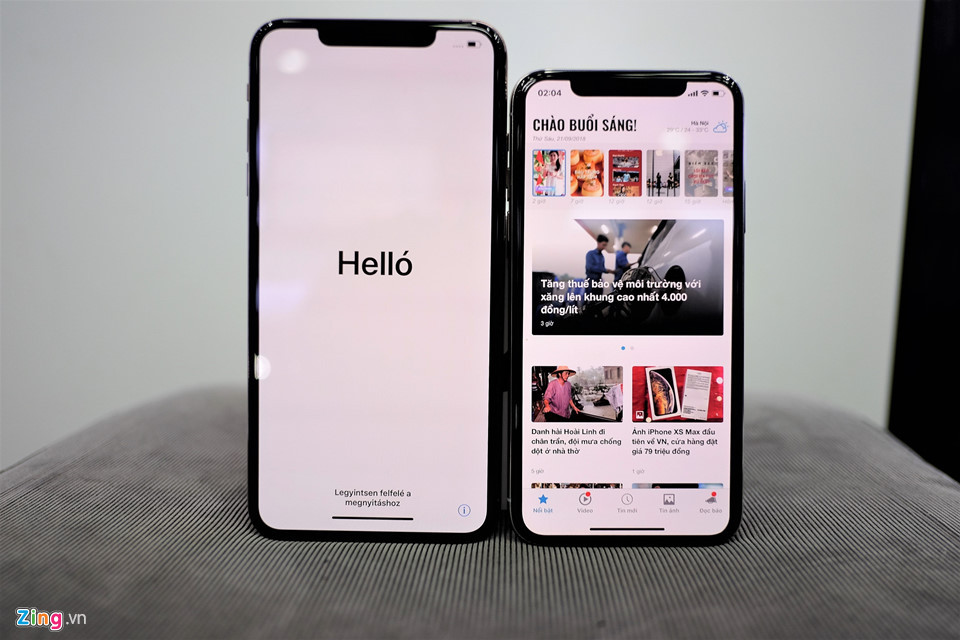 iPhone XS Max (trái) lớn hơn nhiều so với iPhone X của năm cũ, nhưng kiểu dáng tổng thể không thay đổi. Theo Apple, XS Max có thời lượng pin dài hơn khoảng 90 phút.