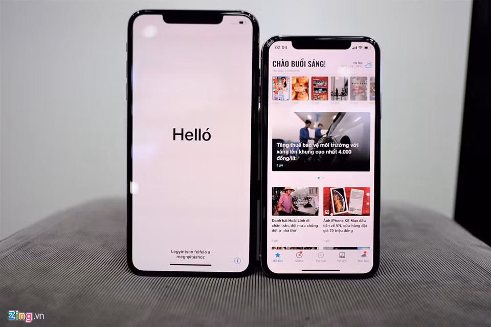iPhone XS Max (trái) lớn hơn nhiều so với iPhone X của năm cũ, nhưng kiểu dáng tổng thể không thay đổi. Theo Apple, XS Max có thời lượng pin dài hơn khoảng 90 phút.