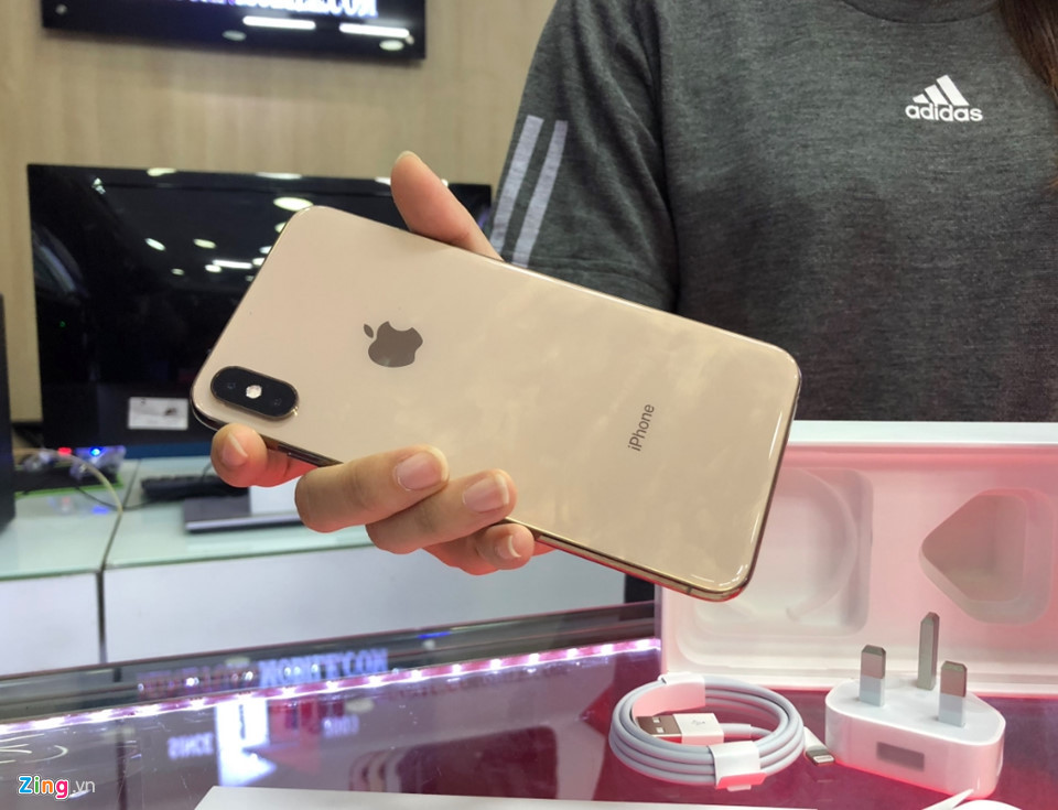 Theo các chủ cửa hàng, iPhone XS sẽ về TP.HCM trong sáng 21/9.